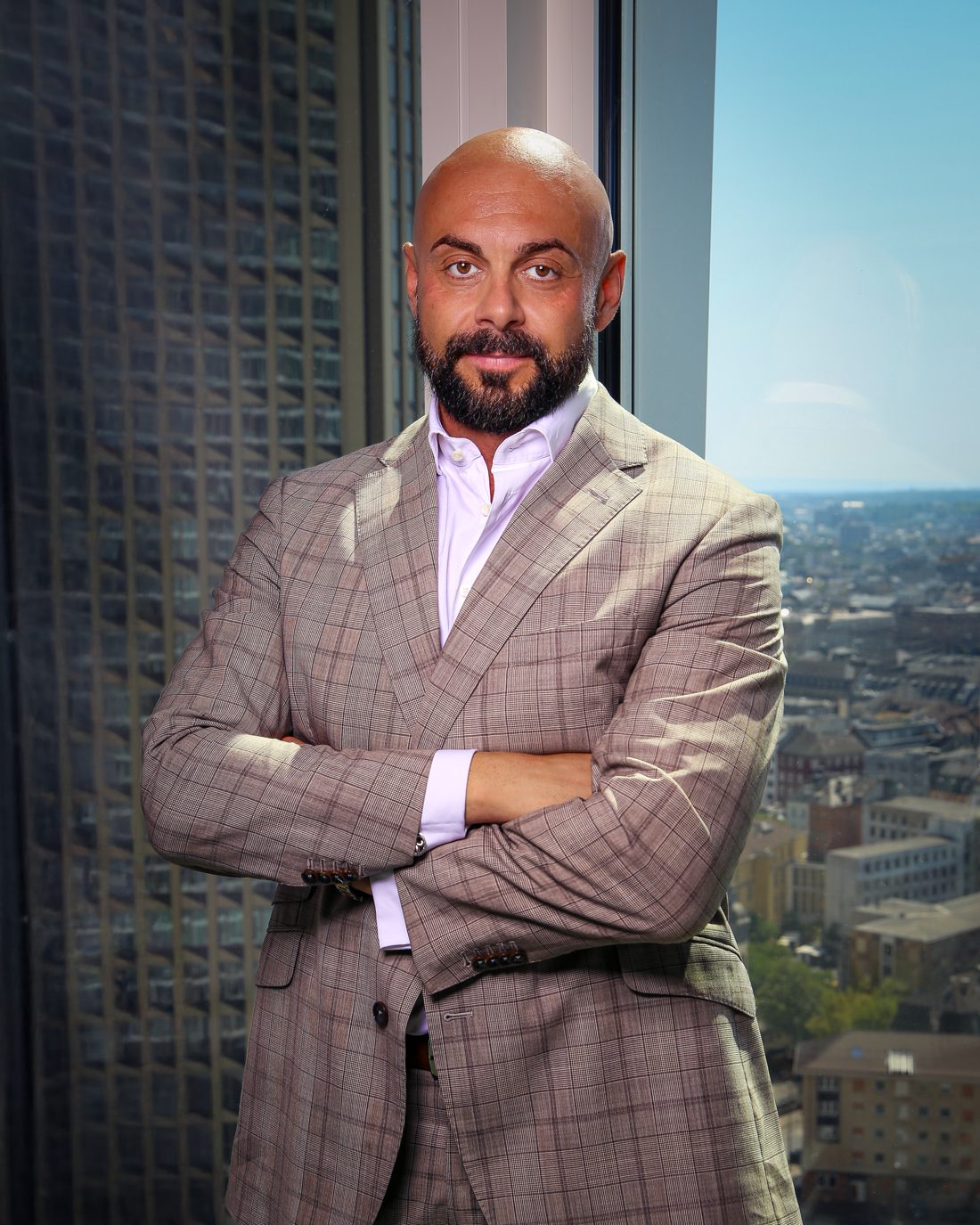 Michael Wild vor der Frankfurter Skyline
