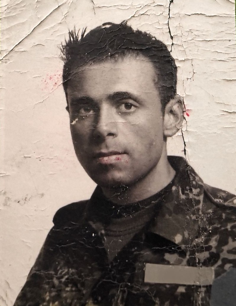 Michael Wild als junger Soldat in Flecktarn, Schwarzweißfoto aus dem Truppenausweis